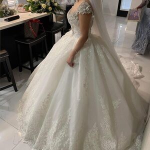 Elegant White Lace Wedding Dress